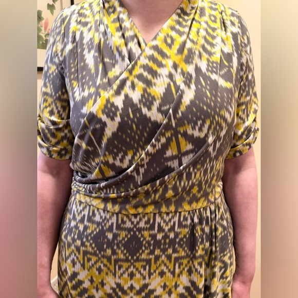 Women's Gray&Yellow Patterned Short Sleeve Dress. Faux Wrap, Flattering Draping. - Picture 4 of 10